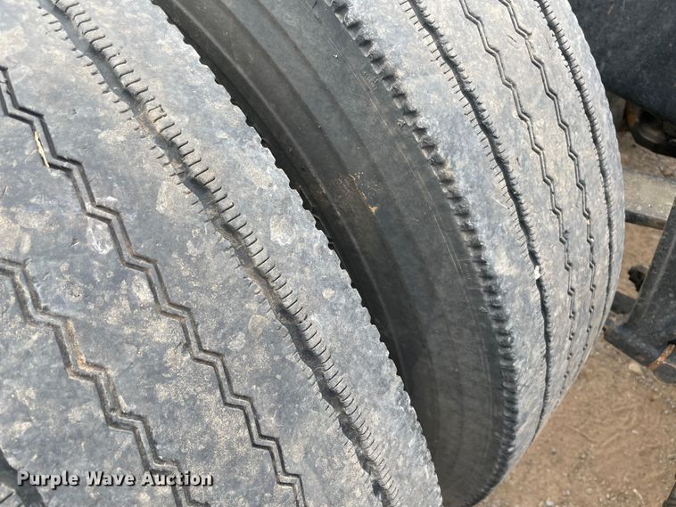 image for item KJ9909 2001 International 9200  semi truck