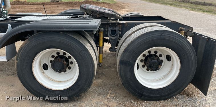 image for item KJ9909 2001 International 9200  semi truck