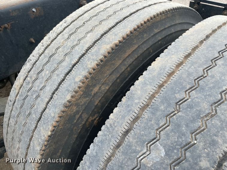 image for item KJ9909 2001 International 9200  semi truck