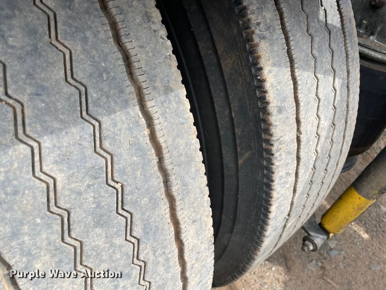 image for item KJ9909 2001 International 9200  semi truck