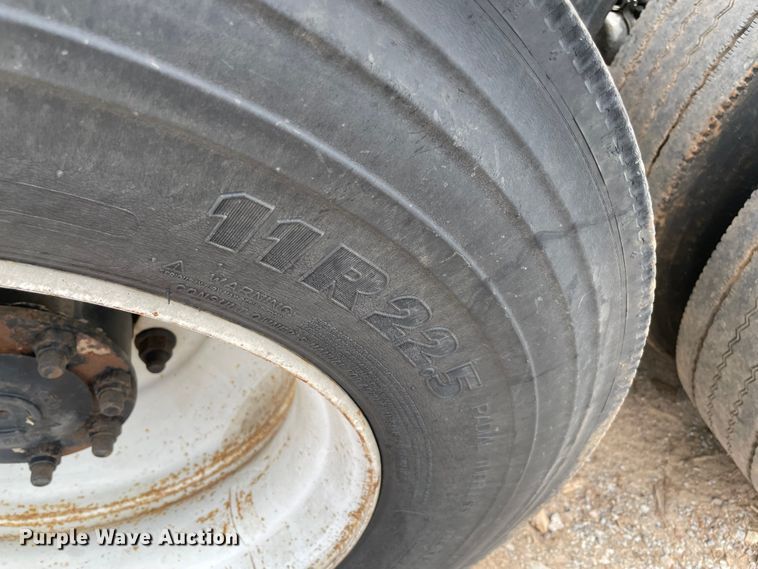 image for item KJ9909 2001 International 9200  semi truck