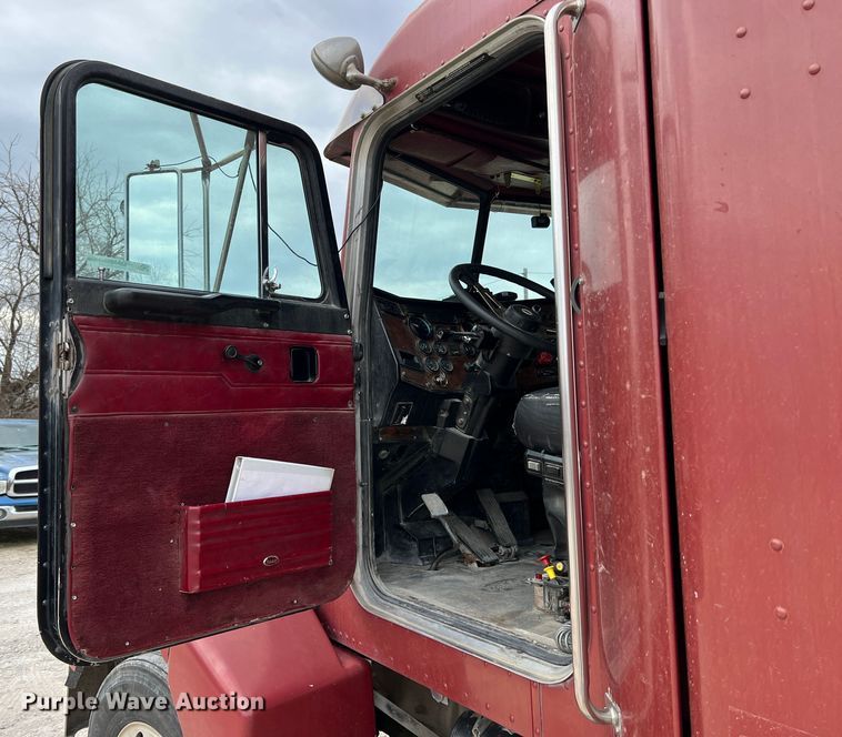 image for item KR9516 1997 Peterbilt 385  semi truck