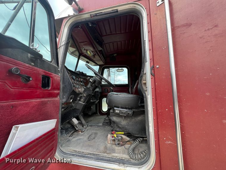 image for item KR9516 1997 Peterbilt 385  semi truck