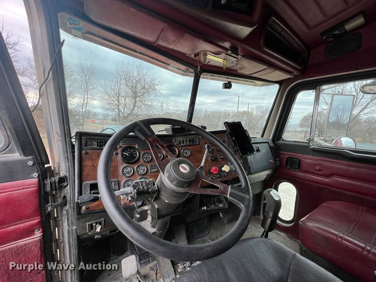 image for item KR9516 1997 Peterbilt 385  semi truck