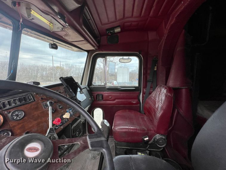 image for item KR9516 1997 Peterbilt 385  semi truck