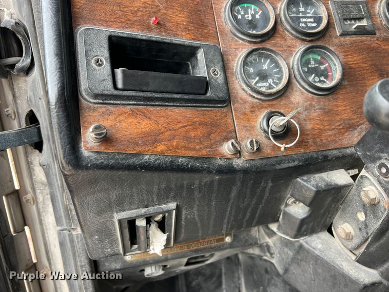 image for item KR9516 1997 Peterbilt 385  semi truck