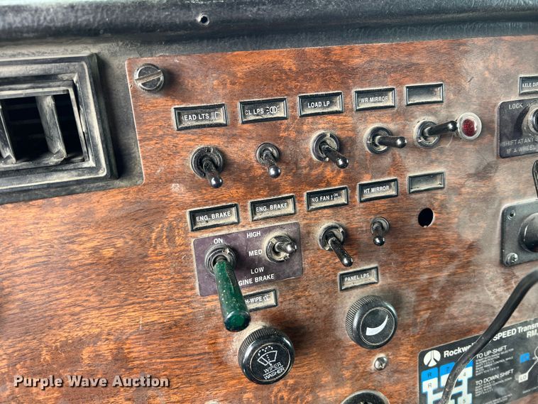 image for item KR9516 1997 Peterbilt 385  semi truck