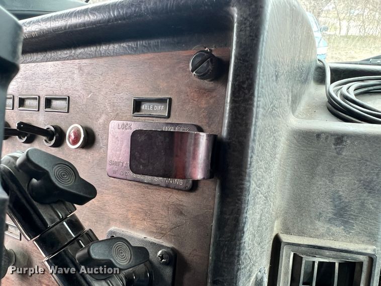 image for item KR9516 1997 Peterbilt 385  semi truck