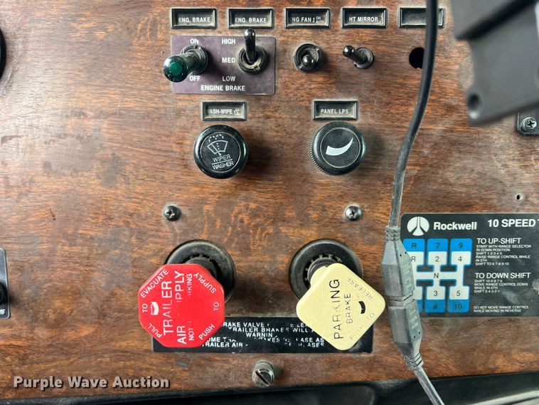 image for item KR9516 1997 Peterbilt 385  semi truck