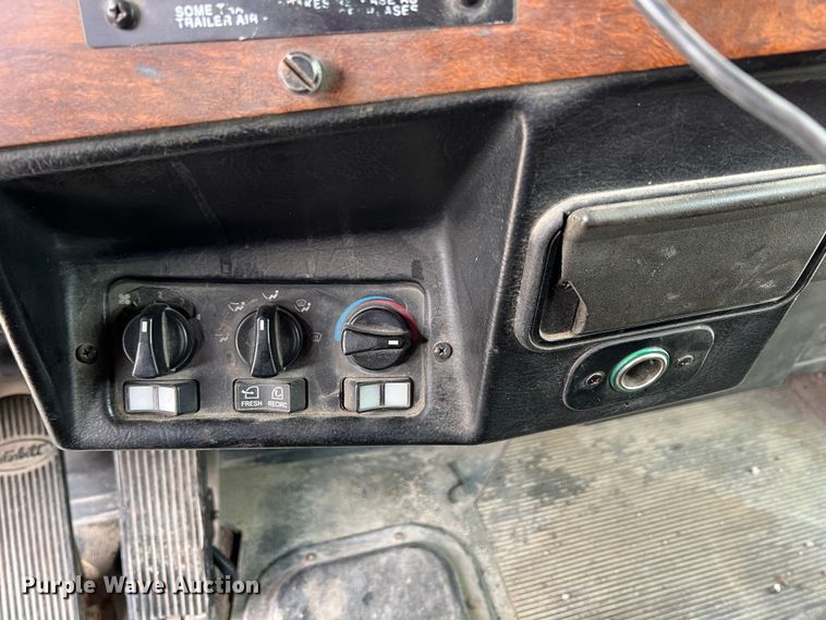 image for item KR9516 1997 Peterbilt 385  semi truck