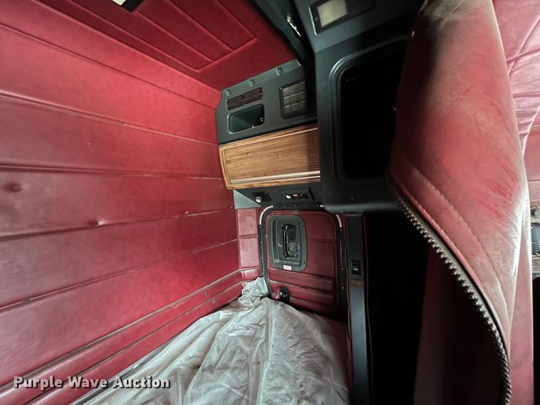 image for item KR9516 1997 Peterbilt 385  semi truck