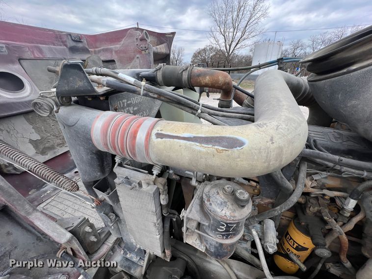 image for item KR9516 1997 Peterbilt 385  semi truck