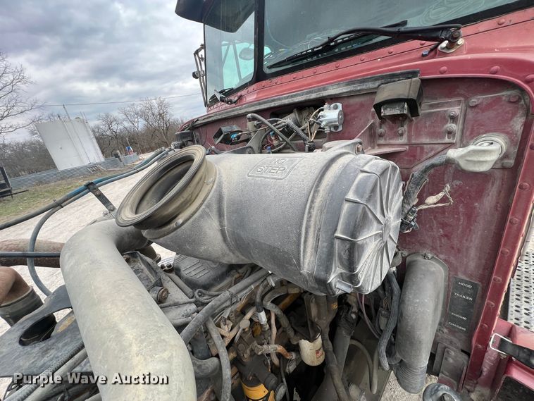 image for item KR9516 1997 Peterbilt 385  semi truck