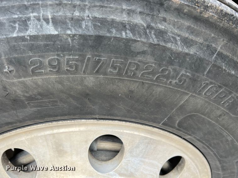 image for item KR9516 1997 Peterbilt 385  semi truck