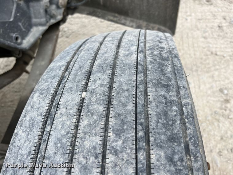 image for item KR9516 1997 Peterbilt 385  semi truck