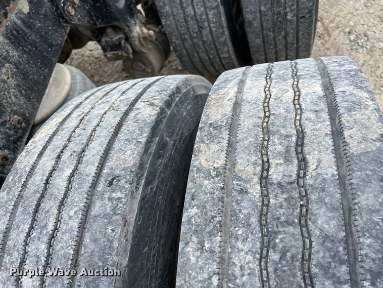 image for item KR9516 1997 Peterbilt 385  semi truck