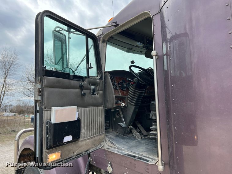 image for item KR9517 2002 Kenworth W900  semi truck