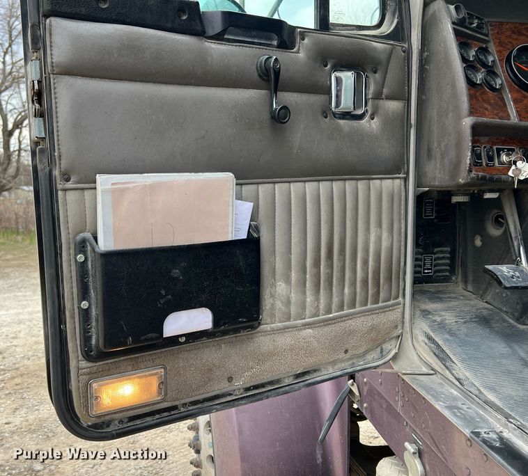 image for item KR9517 2002 Kenworth W900  semi truck