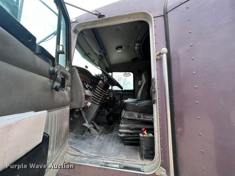 image for item KR9517 2002 Kenworth W900  semi truck