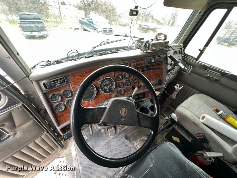 image for item KR9517 2002 Kenworth W900  semi truck