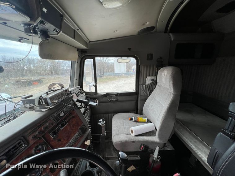 image for item KR9517 2002 Kenworth W900  semi truck