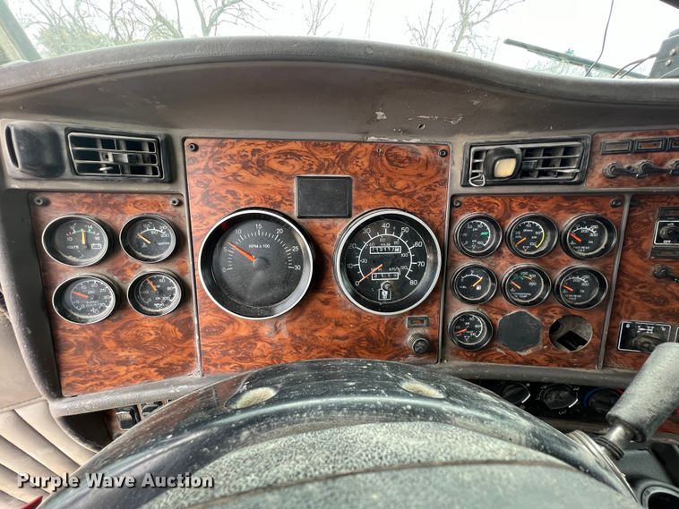 image for item KR9517 2002 Kenworth W900  semi truck