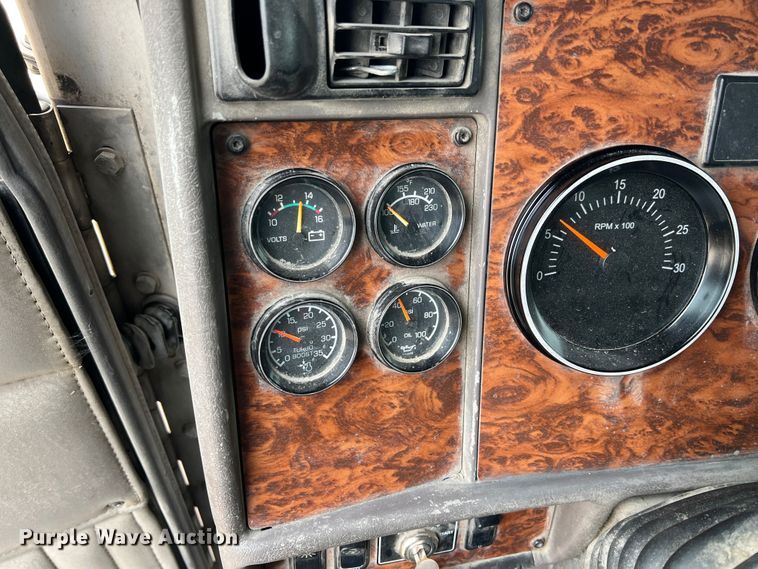 image for item KR9517 2002 Kenworth W900  semi truck