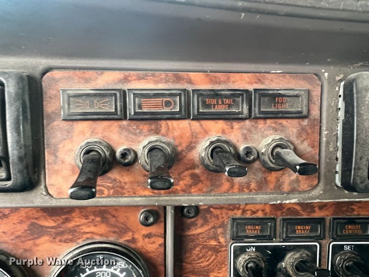 image for item KR9517 2002 Kenworth W900  semi truck