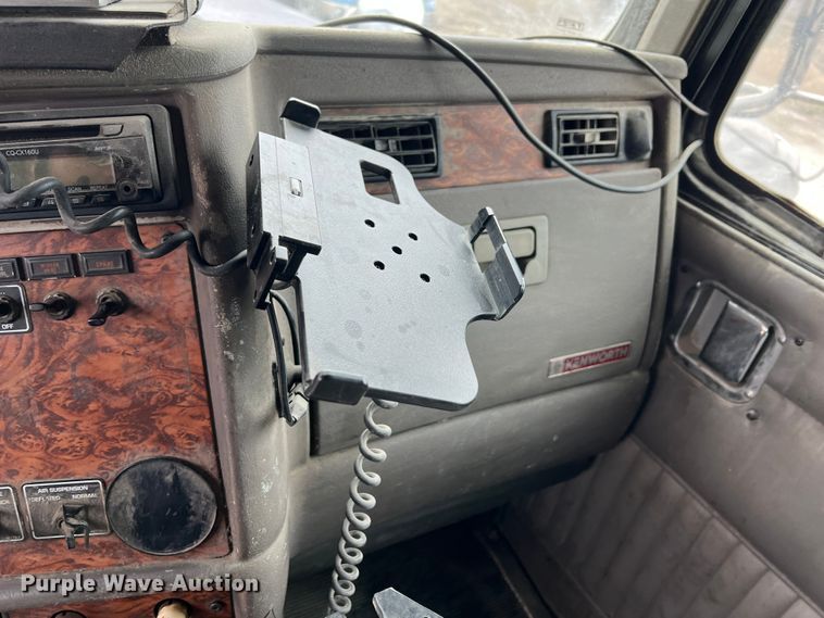 image for item KR9517 2002 Kenworth W900  semi truck