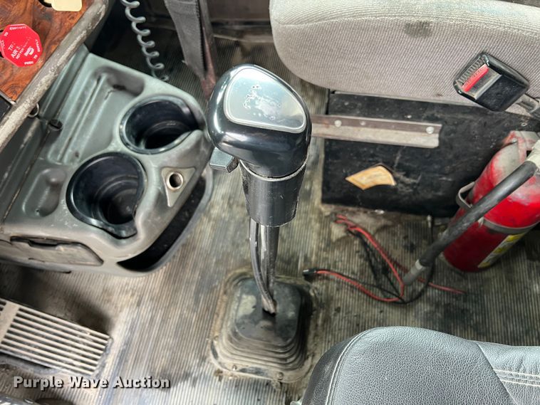 image for item KR9517 2002 Kenworth W900  semi truck