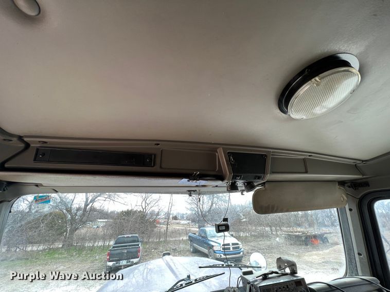 image for item KR9517 2002 Kenworth W900  semi truck