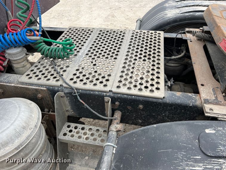 image for item KR9517 2002 Kenworth W900  semi truck