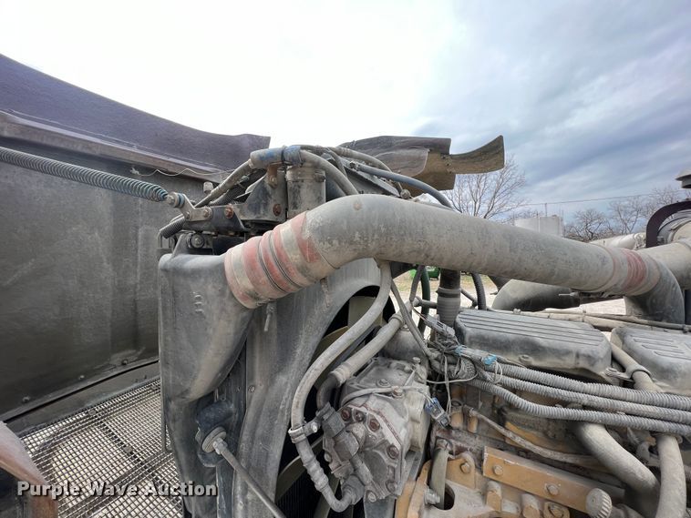 image for item KR9517 2002 Kenworth W900  semi truck