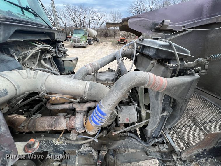 image for item KR9517 2002 Kenworth W900  semi truck