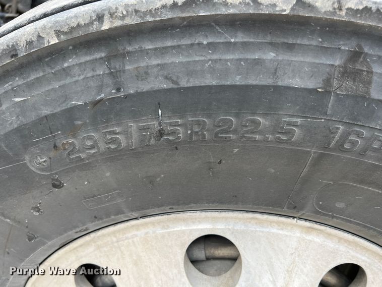 image for item KR9517 2002 Kenworth W900  semi truck