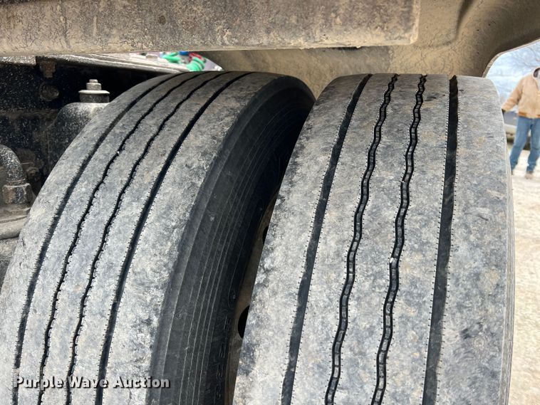 image for item KR9517 2002 Kenworth W900  semi truck