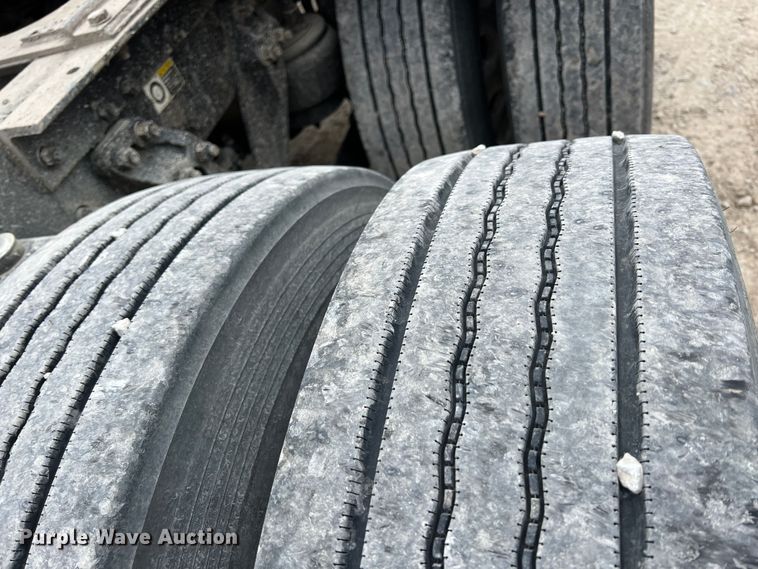 image for item KR9517 2002 Kenworth W900  semi truck