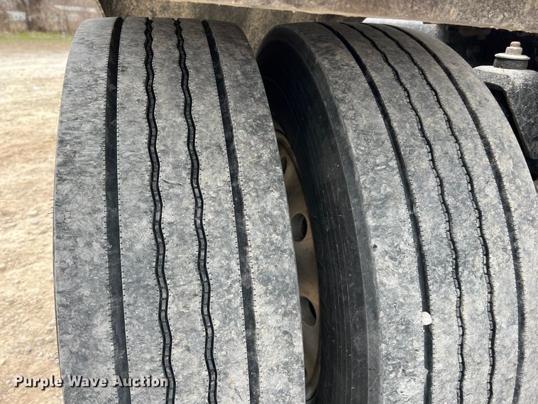 image for item KR9517 2002 Kenworth W900  semi truck