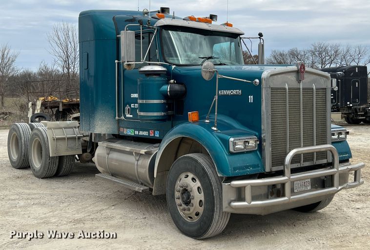 image for item KR9518 2002 Kenworth W900  semi truck