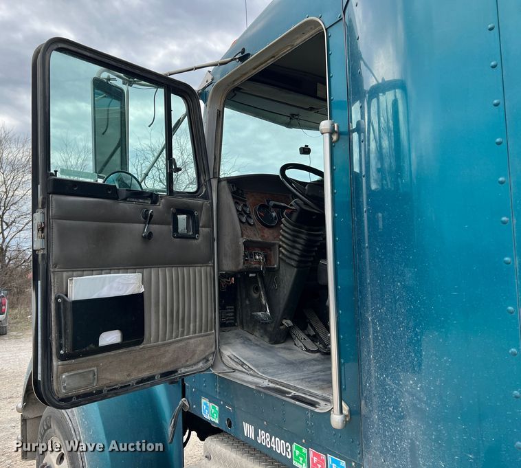 image for item KR9518 2002 Kenworth W900  semi truck