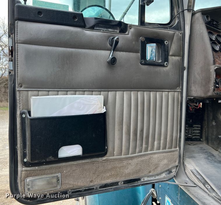 image for item KR9518 2002 Kenworth W900  semi truck