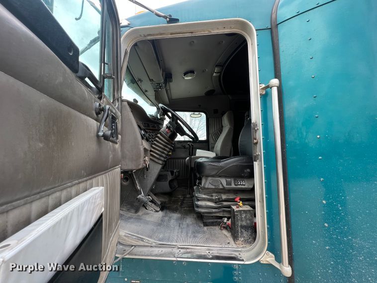 image for item KR9518 2002 Kenworth W900  semi truck