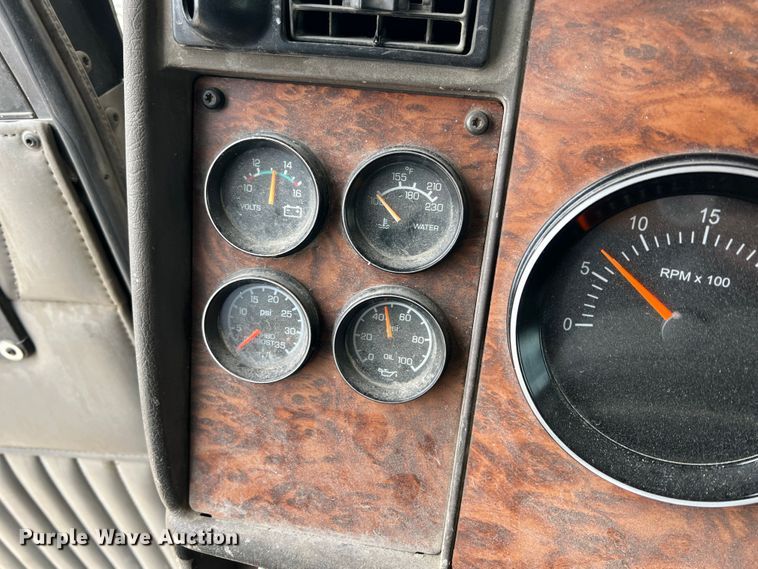 image for item KR9518 2002 Kenworth W900  semi truck