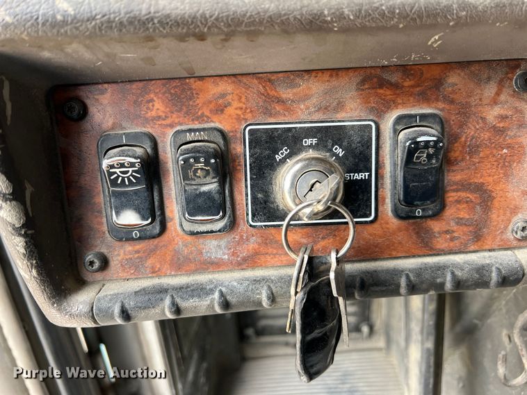 image for item KR9518 2002 Kenworth W900  semi truck