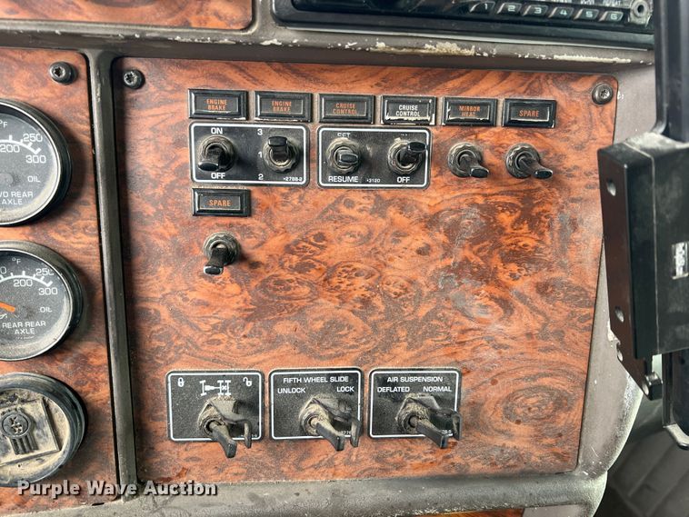 image for item KR9518 2002 Kenworth W900  semi truck