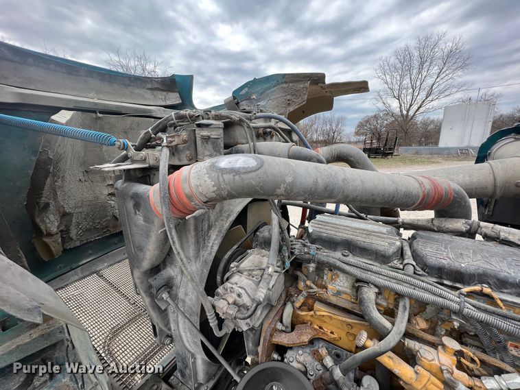 image for item KR9518 2002 Kenworth W900  semi truck