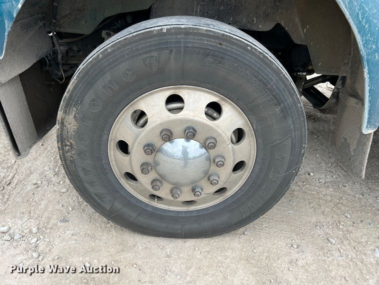 image for item KR9518 2002 Kenworth W900  semi truck