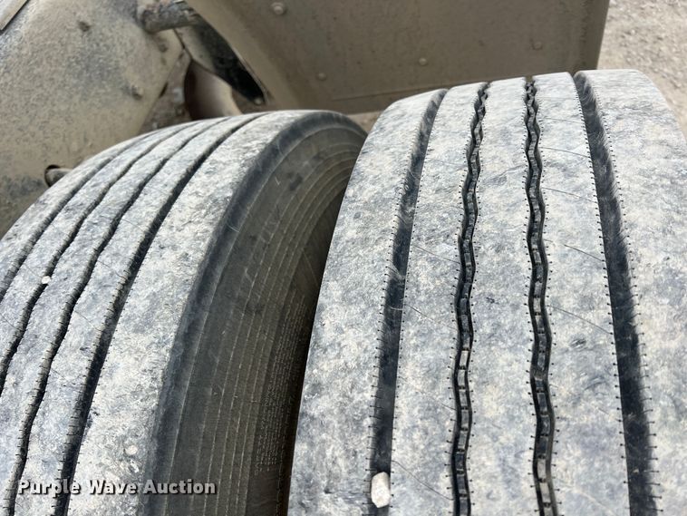 image for item KR9518 2002 Kenworth W900  semi truck