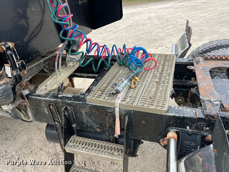 image for item KR9519 1997 Peterbilt 385  semi truck