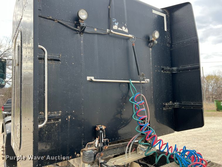 image for item KR9519 1997 Peterbilt 385  semi truck